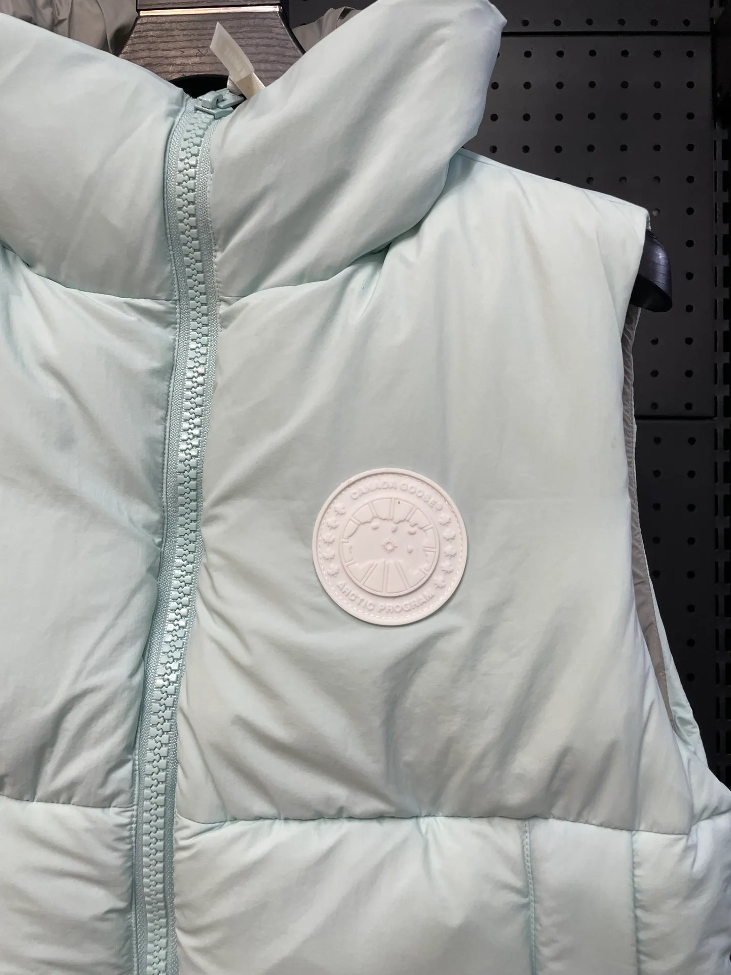 P500 Style No.: Y108 Melt Water Blue Top Pure Quality White Label Capsule Vest Vest for Couples Design Concept: New limited edition white label vest, same style for men and women, filled with 625 fill white goose down, and the fabric has a satin feel. Suitable for wearing in spring and autumn in various cities, this round neck design is classic and versatile, and has good thermal insulation effect! Fabric + Features: Fabric: 85% polyester, 15% cotton, windproof and waterproof Lining: 100% polyester, windproof and waterproof Filling: 80% pure white duck down, 20% pure white feather Fill power: 625 Care instructions: Dry clean Pockets: Straight insert + diagonal insert Pocket Zipper: Genuine ykk two-way entrance zipper tei temperature and feeling index 1: lightweight minus 5 degrees to 5 degrees. Technology: The fabric is made of cordura polyamide fabric, which is a new functional fabric and a leading technology product. The durability is 2 times higher than ordinary nylon fabric. Wear resistance, strong tear resistance, good hand feel and good color.   The liner is filled with imported 625 fill power 80 white duck down, and the liner is reinforced with anti-runaway velvet liner. The fly on the front center fly is designed with snap buttons to prevent ventilation and rain. Whether it is hiking, urban walking or polar exploration, this style can help you find the Canada Goose vest that suits your body, activities and lifestyle. Size: XS-XL